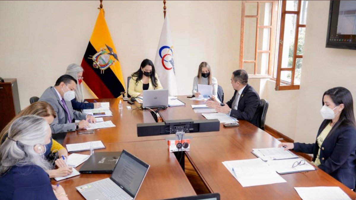 El Pleno del Consejo, presidido por María del Carmen Maldonado, escuchó del defensor público general, Ángel Torres (der.), los alcances de la nueva ley