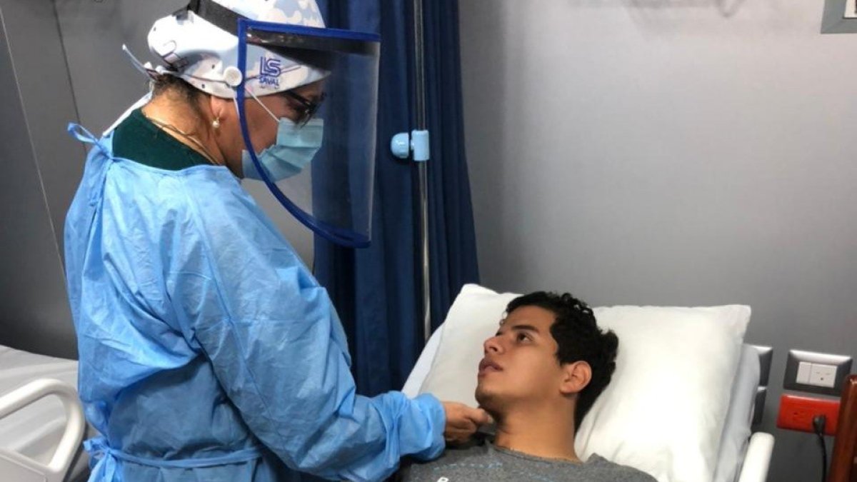 El médico rural, Jean Carlos Intriago, se recupera en una clínica privada de la ciudad de Manta, provincia de Manabí.