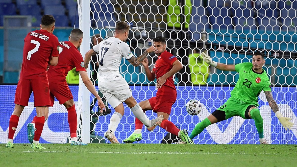 El delantero de la Lazio, Ciro Immobile, anota el segundo gol de Italia ante Turquía, en el Olímpico de Roma