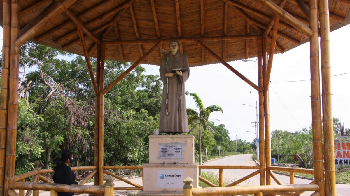 La imagen del santo patrono en una glorieta pública es venerada por los habitantes.