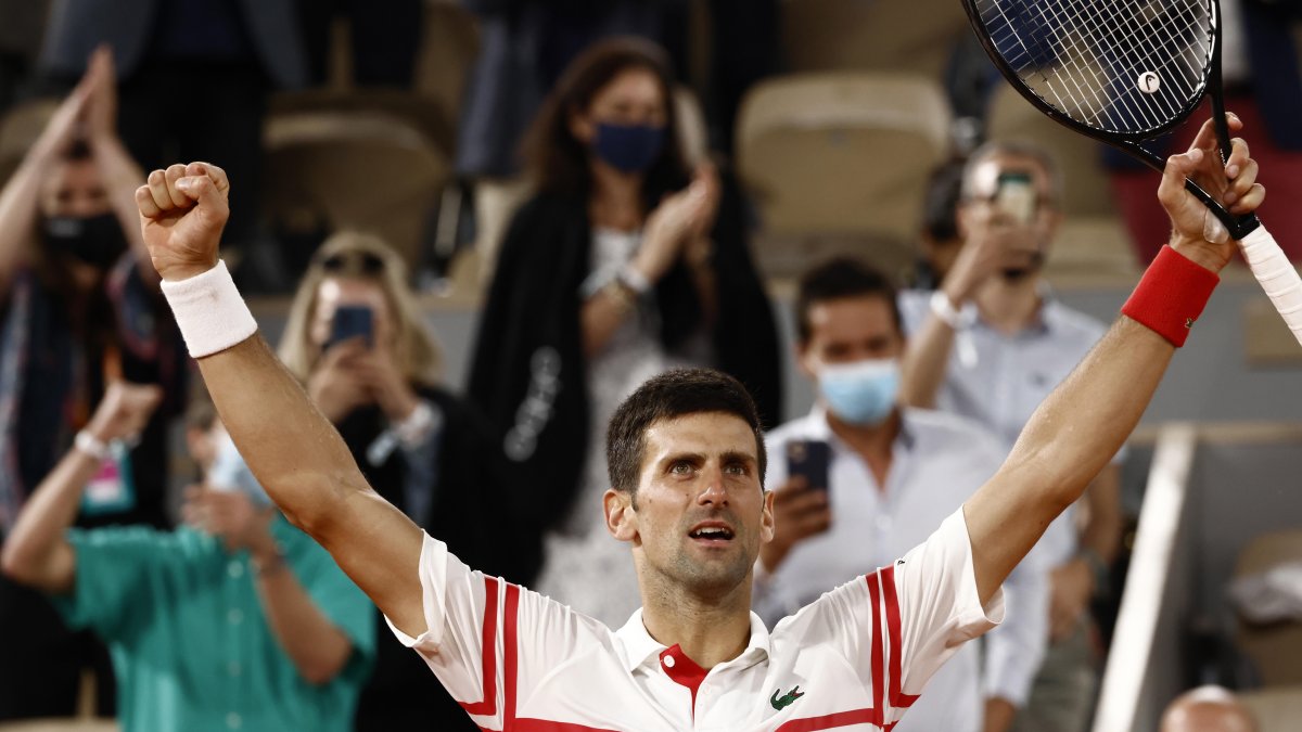 Novak Djokovic celebra luego de eliminar en París al español.