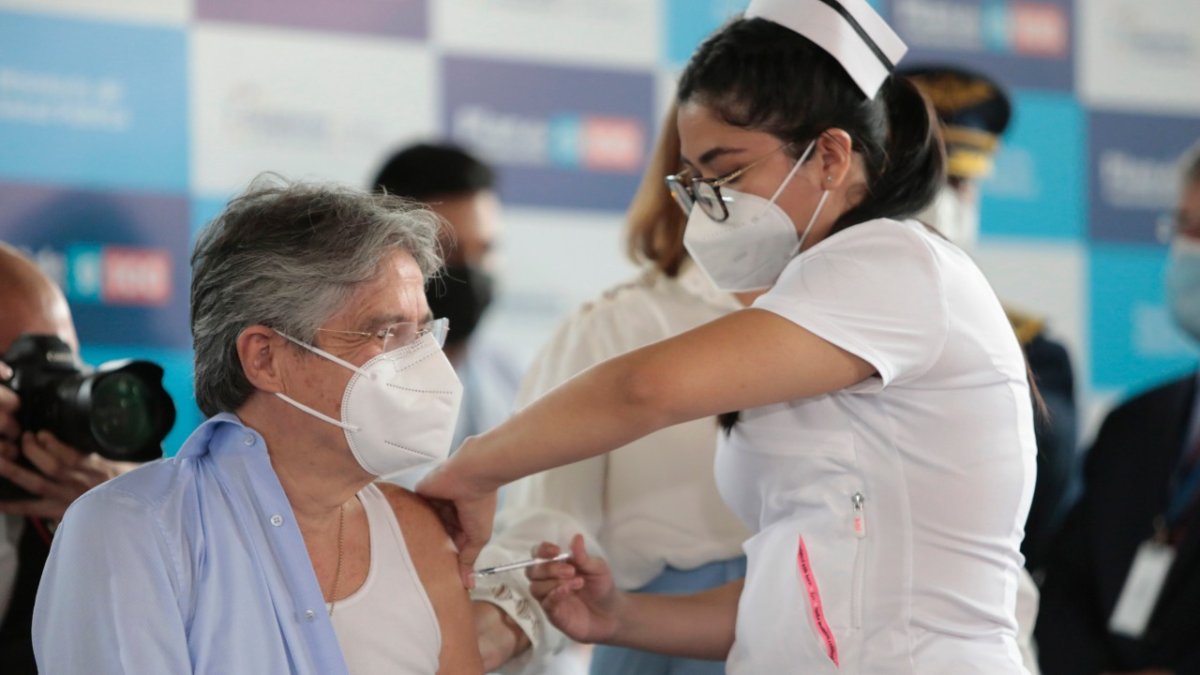 Vacuna. El presidente Guillermo Lasso recibió en Guayaquil su primera dosis de vacuna contra la COVID-19.