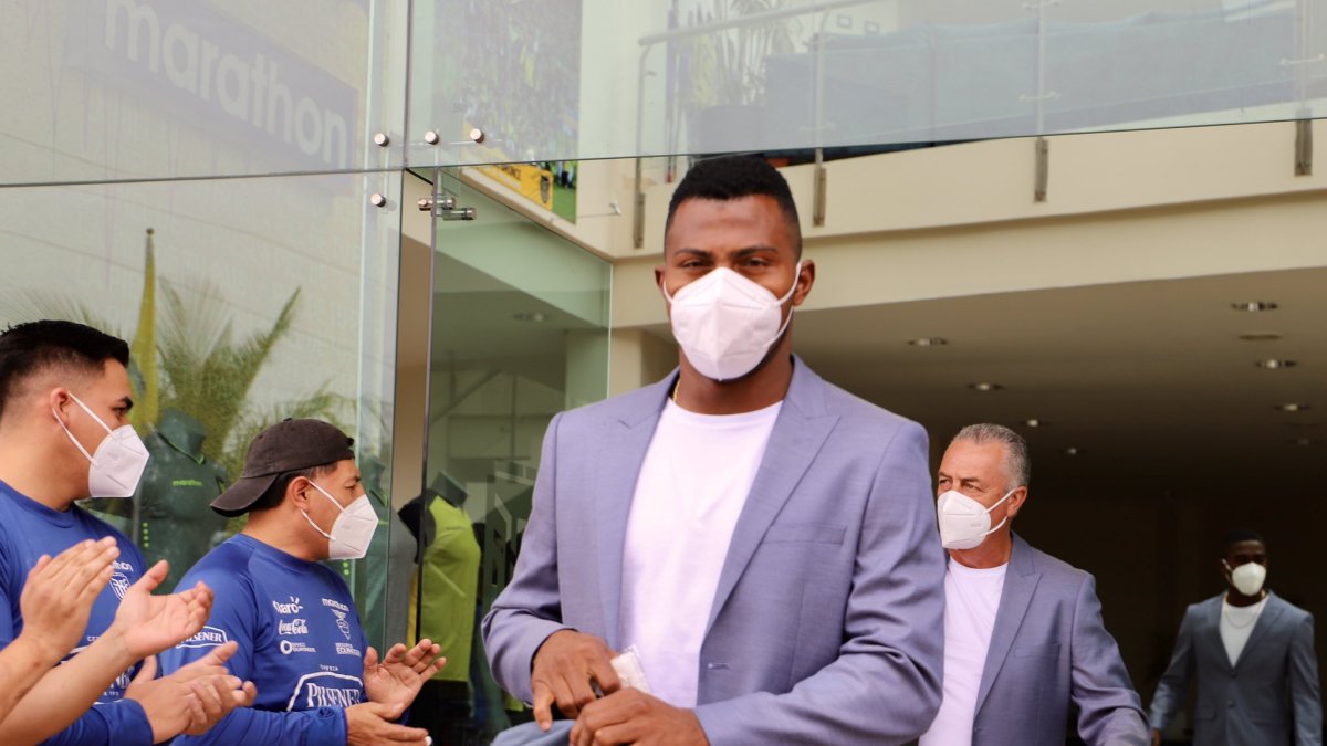 Pedro Ortiz (c), arquero de la Tricolor, y Gustavo Alfaro (d), entrenador de la selección ecuatoriana, antes de partir al aeropuerto.