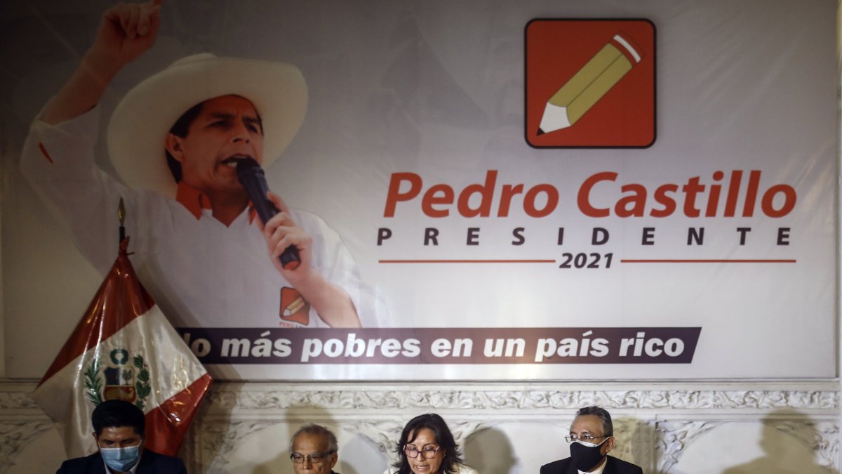 La candidata a la Vicepresidencia de Perú, Dina Boluarte (2d), y  el asesor del equipo técnico de Perú Libre (PL), Aníbal Torres, hablaron sobre el tema. Stringer / EFE