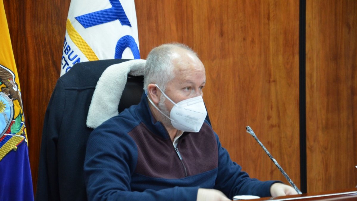 El juez Torres había pedido había recusado al presidente Arturo Cabrera quien, sin embargo, votó a favor de rechazar la queja.