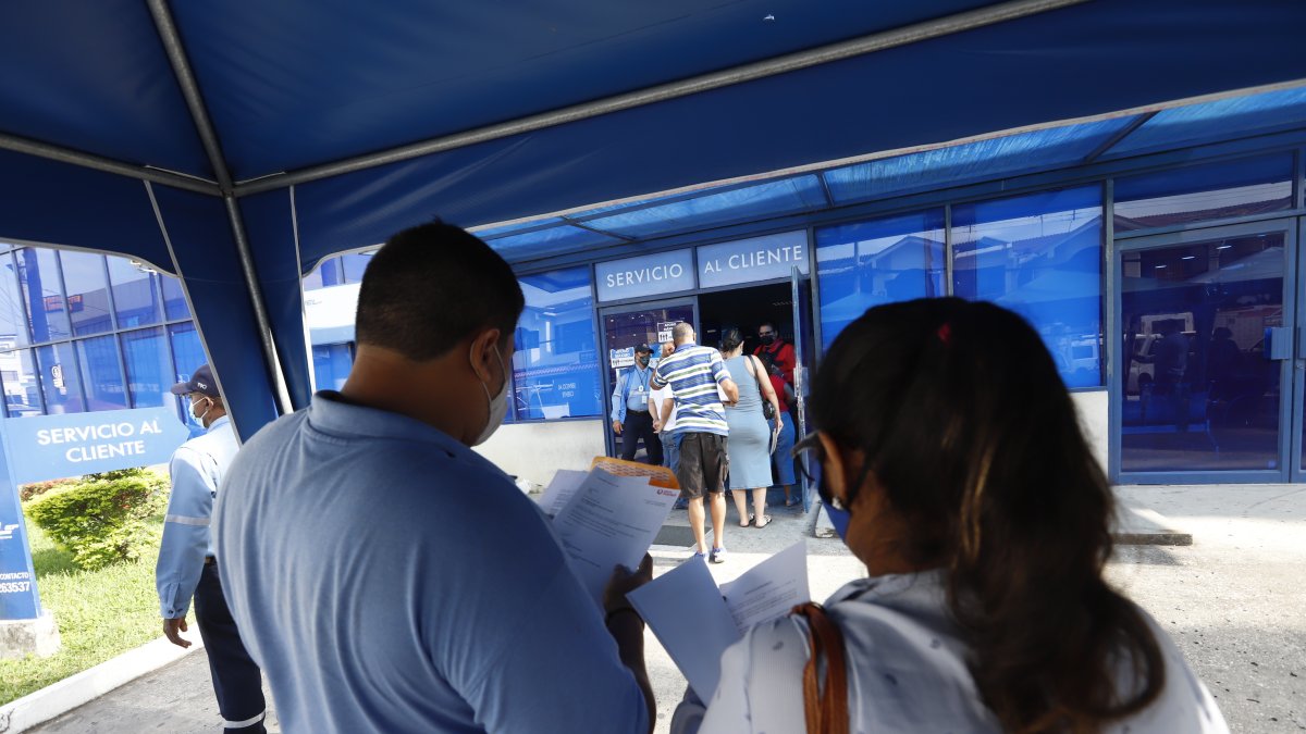 RECLAMOS DE LOS USUARIOS POR LAS ALTAS PLANILLAS DE LUZ, EN CNEL DE LA GARZOTA. FOTO DE AMELIA ANDRADE 