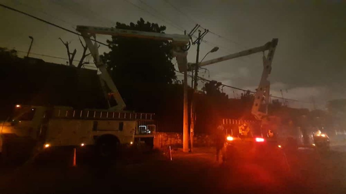 Trabajo. Personal de CNEL ejecutó arreglos en el sector.