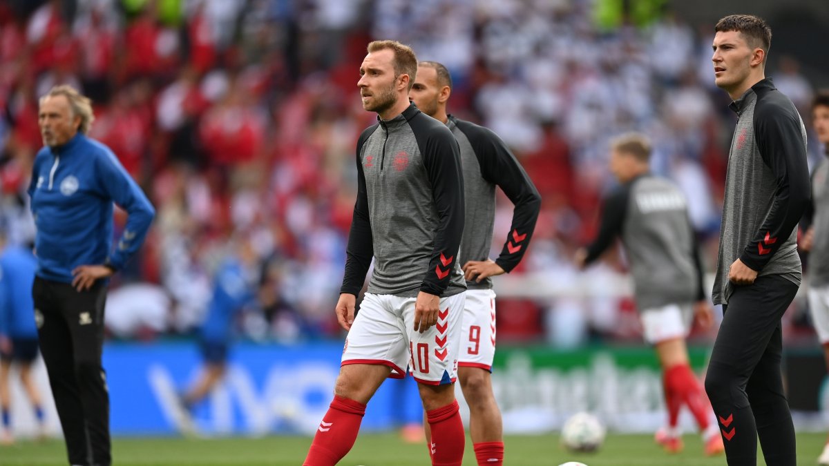 Christian Eriksen (10) se desplomó en pleno partido entre Dinamarca y Finlandia, por la primera fecha de la fase de grupos de la Eurocopa
