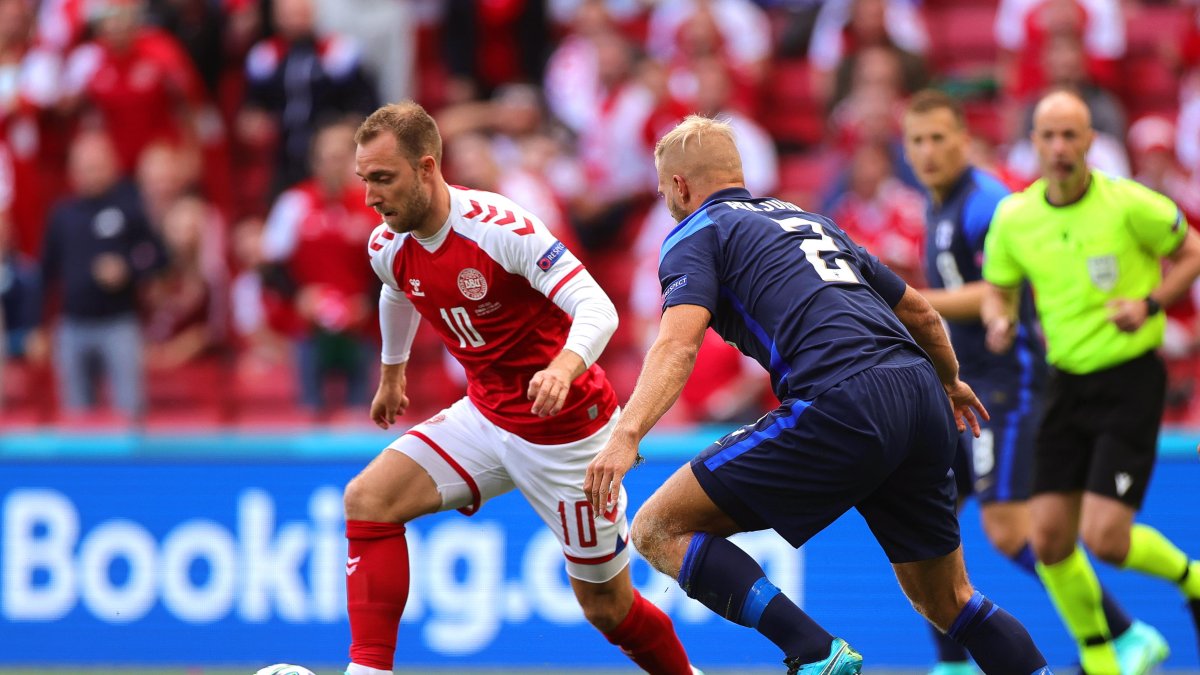 Christian Eriksen (izquierda) se desplomó mientras se jugaba el partido entre Dinamarca y Finlandia