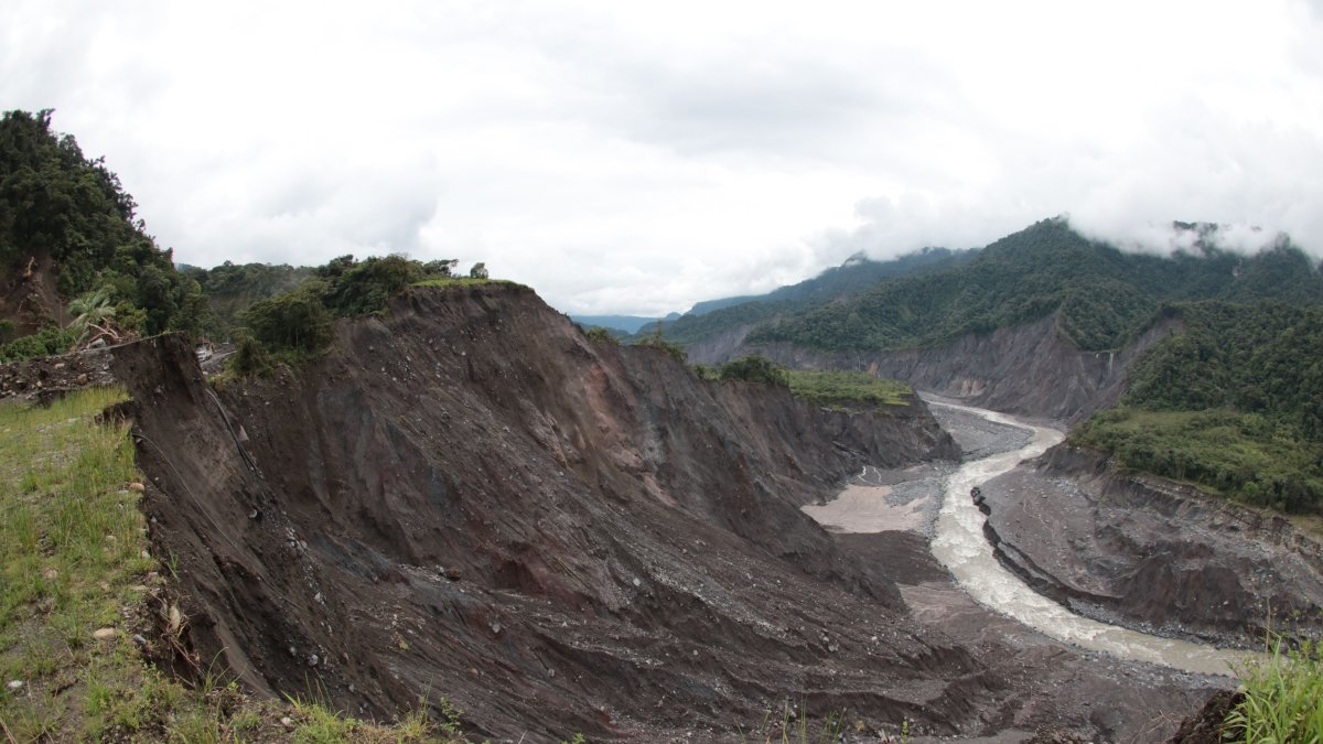 La erosión amenaza con llegar a la infraestructura de captación de agua de la hidroeléctrica Coca Codo Sinclair.