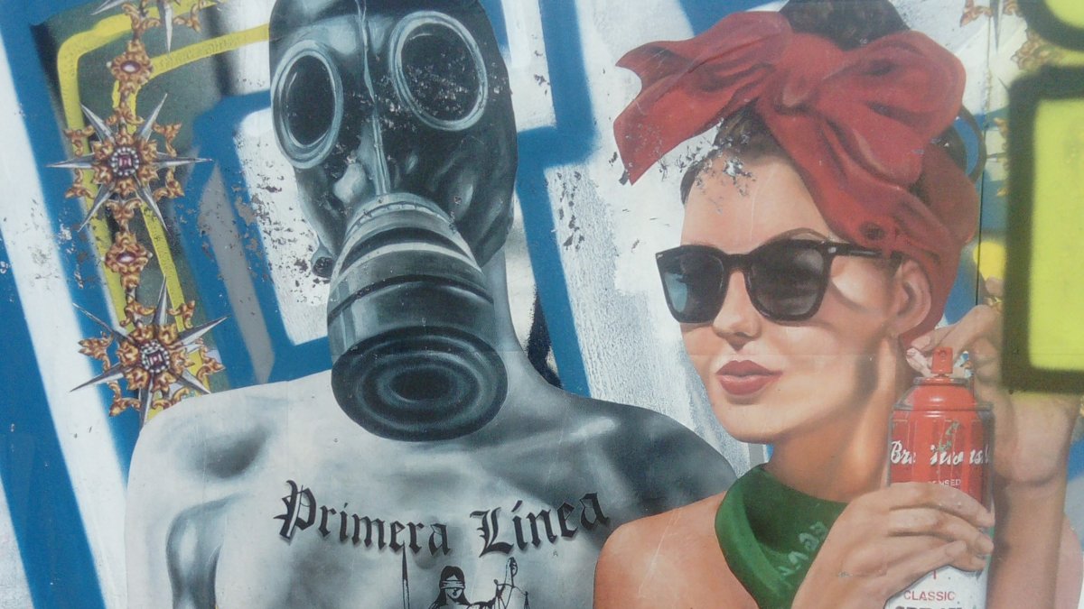 Idealización. Pertenecer a La Primera Línea es In, es chic, es sexy. Grafiti en la principal alameda de Santiago de Chile.