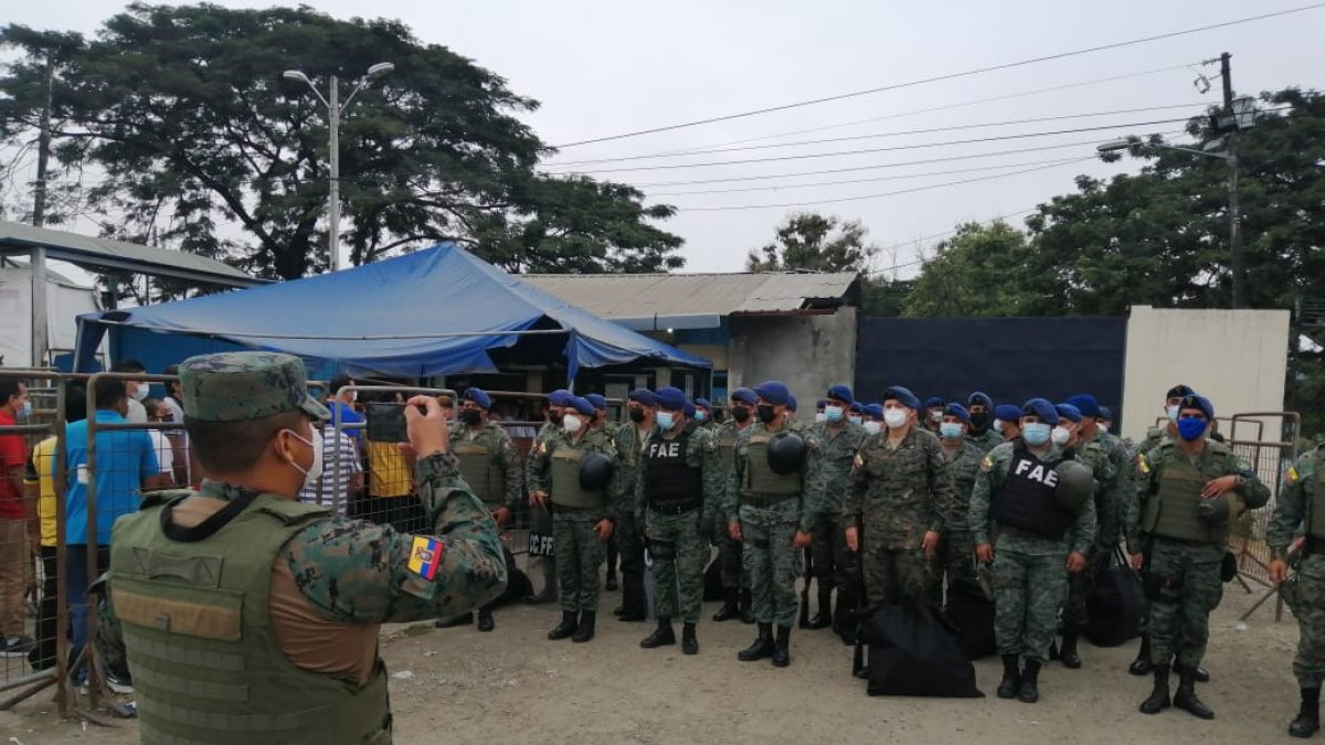 Militares custodian la entrada de la  penitenciaría del litoral, tras el incidente de la noche anterior.