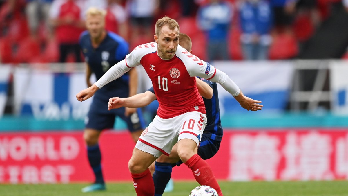 Christian Eriksen, jugador de Dinamarca, antes de desvanecerse en el campo de juego.