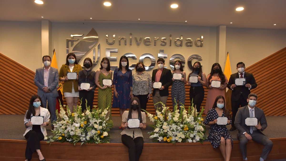 Los estudiantes más destacados de la Universidad Ecotec recibieron reconocimientos.