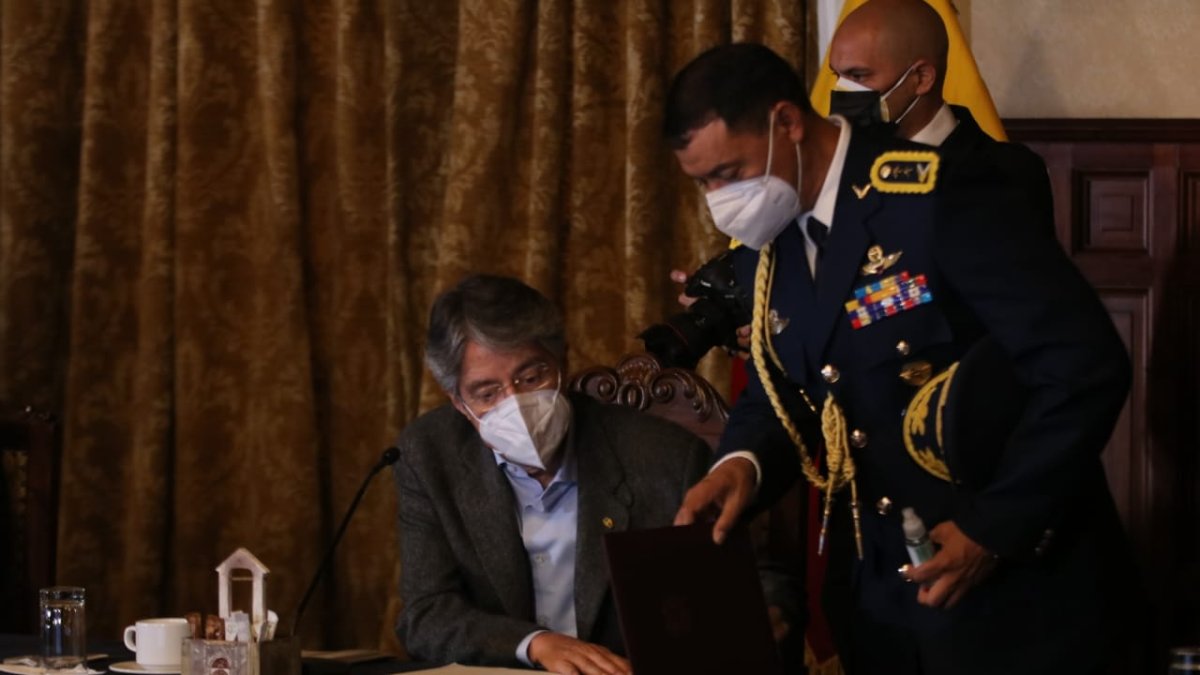 Reunión. El presidente Guillermo Lasso convocó a sus ministros a una reunión en el Palacio de Gobierno.