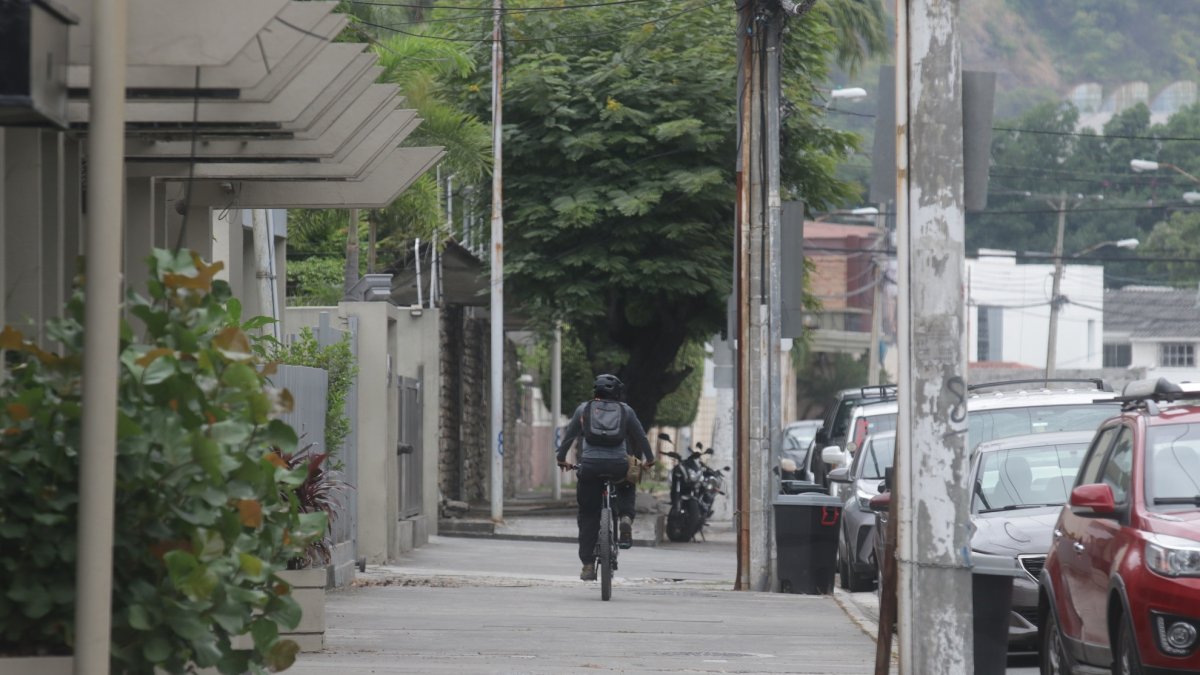 La falta de una ruta para el ciclista en los barrios de esta parroquia, los pone en riesgo de forma permanente.