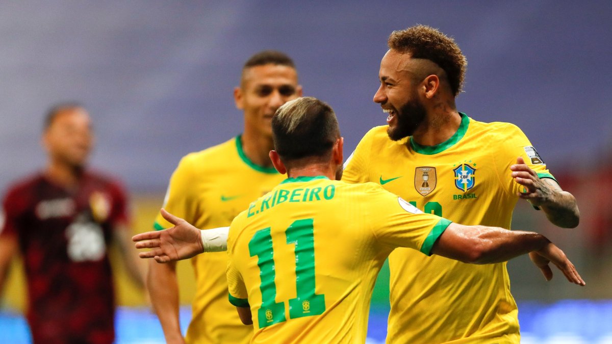 Neymar (d), ofensivo brasileño, celebra tras marcar el segundo tanto.