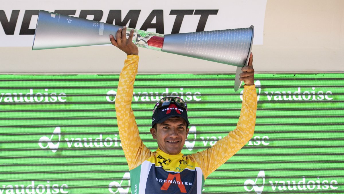 Richard  Carapaz, ciclista ecuatoriano del Ineos, levanta el trofeo del Tour de Suiza.