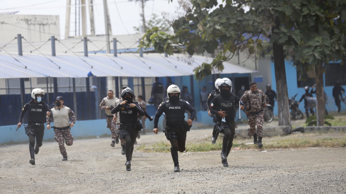 Videos de una explosión en el complejo penitenciario de Guayaquil circulan en redes sociales. Autoridades no sé han pronunciado.