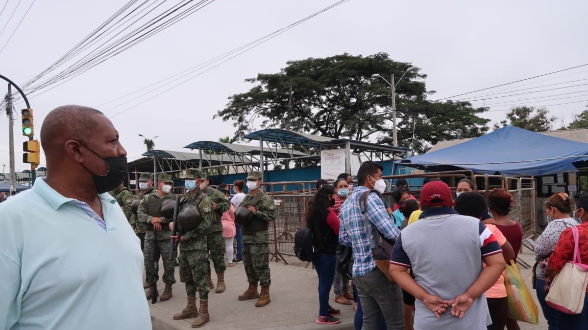 Familiares de los PPL en las afueras del centro carcelario a la espera de noticias de sus familiares.