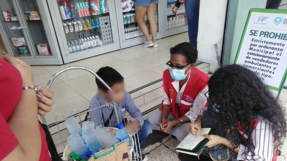 Un niño hallado en actividades económicas es abordado por personal del MIES