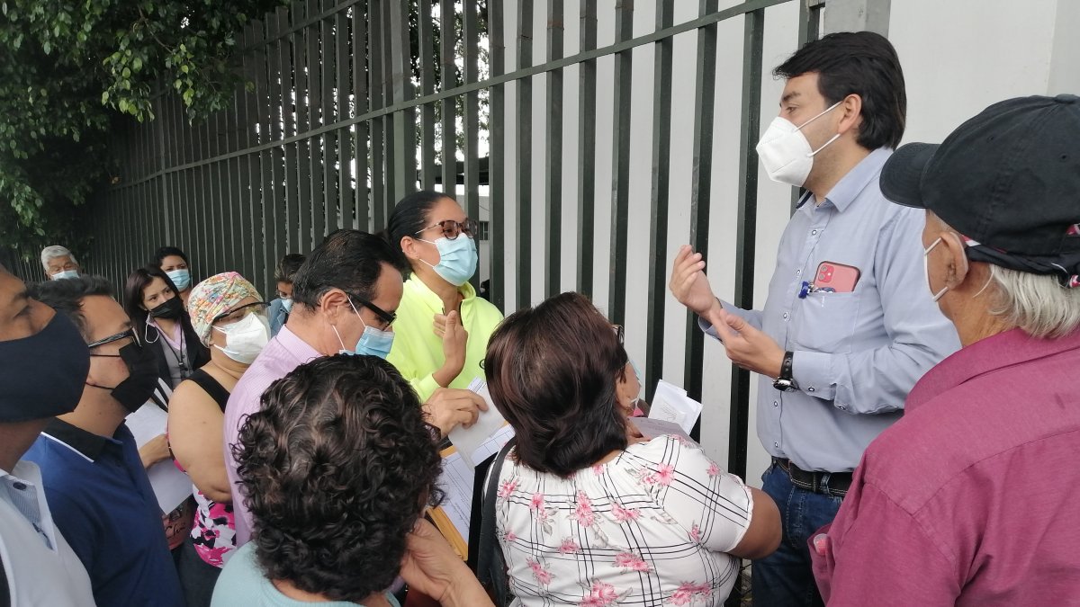 Un trabajador del hospital Teodoro Maldonado Carbo salió a decirle a los afiliados que había sistema y no se podía hacer exámenes de laboratorio.