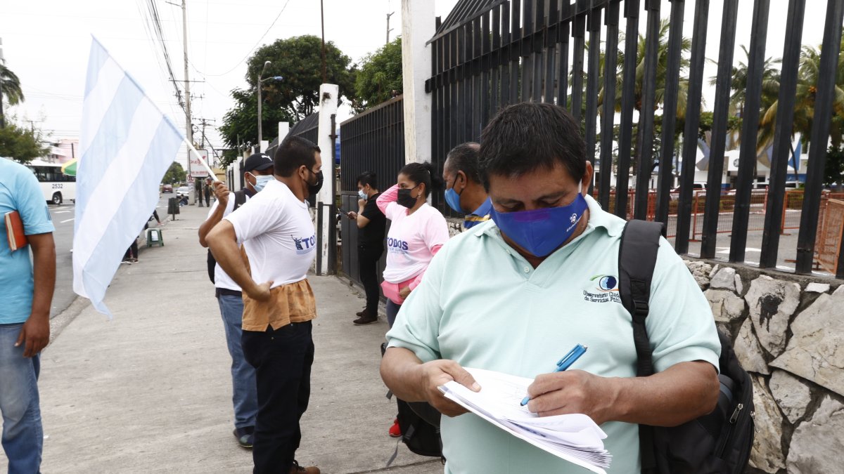 César Cádenas, coordinador del Observatorio Ciudadano de Servicios Públicos firma el documento que entregó en el CNE en la mañana de este lunes 14 de junio.