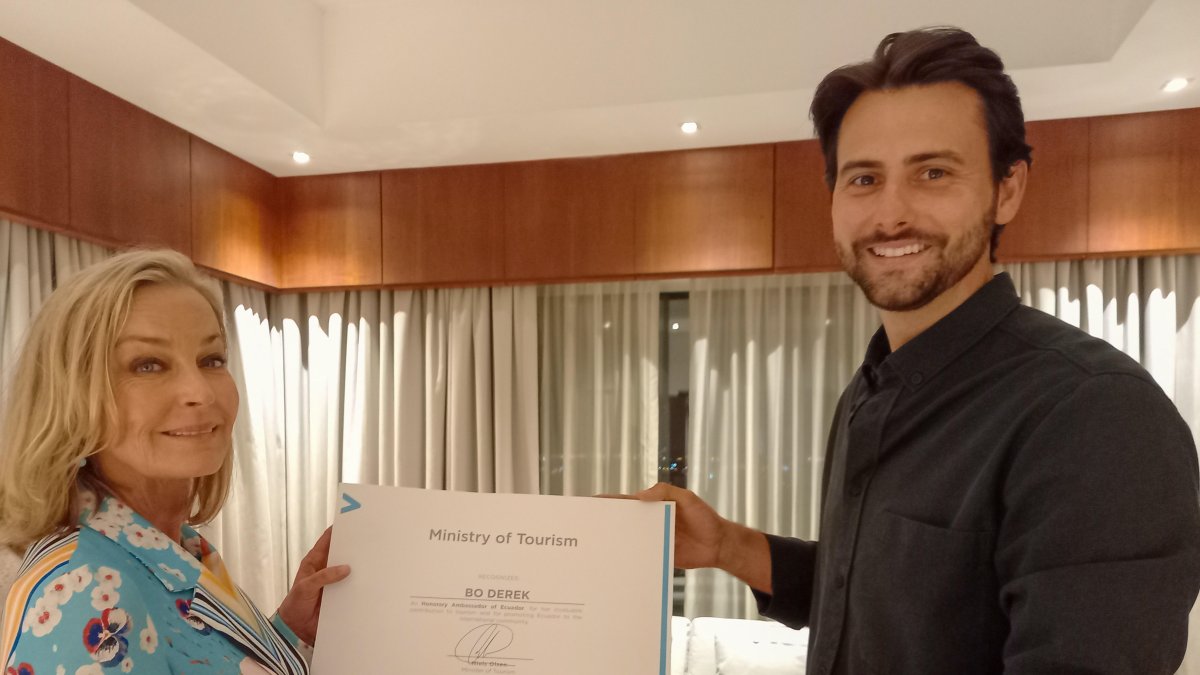 Derek, quien saltó a la fama en 1979, mantuvo una reunión con el ministro de turismo en Guayaquil.