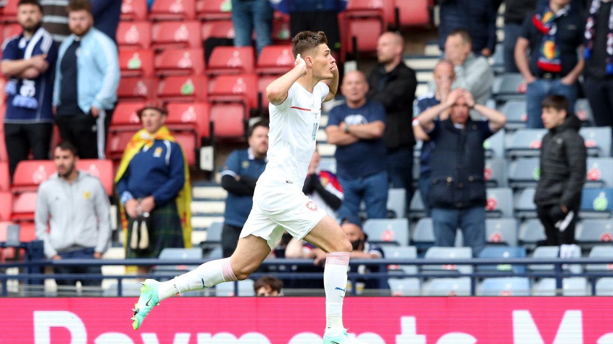 Patrik Schick celebra el gol de más de 50 metros frente a los escoceses.
