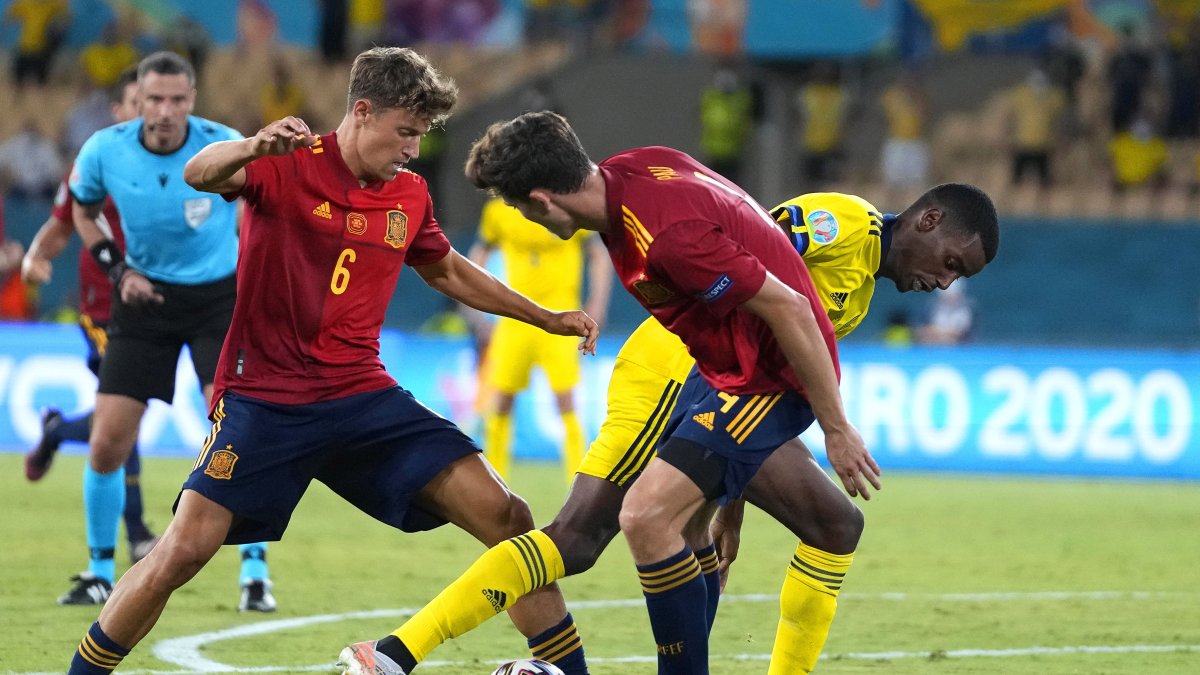 El delantero sueco Isak (centro) se las arregló para llevar peligro hasta el arco español. Fue el hombre con mayor claridad.