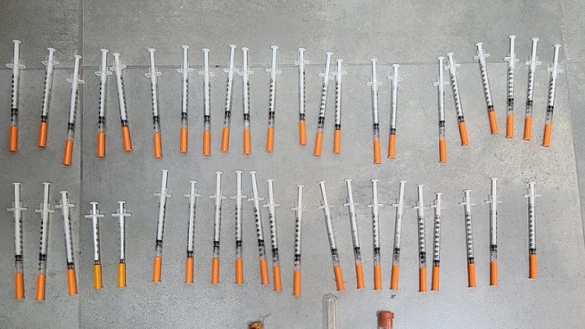 Las supuestas vacunas contra la Covid-19 y los tubos de ensayo, que fueron incautados. Todos tenían un líquido dentro.