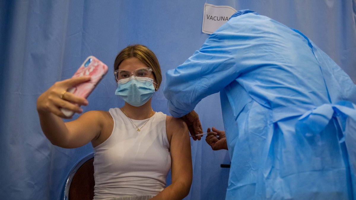 Una mujer recibe una dosis de la vacuna contra la covid-19.