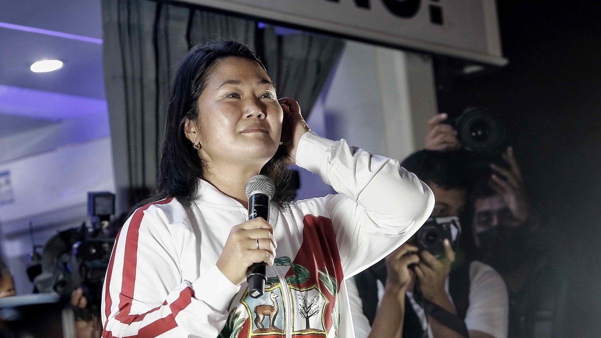 La candidata presidencial derechista Keiko Fujimori se dirige a sus simpatizantes durante una manifestación hoy, en Lima (Perú). EFE/ Antonio Melgarejo.
