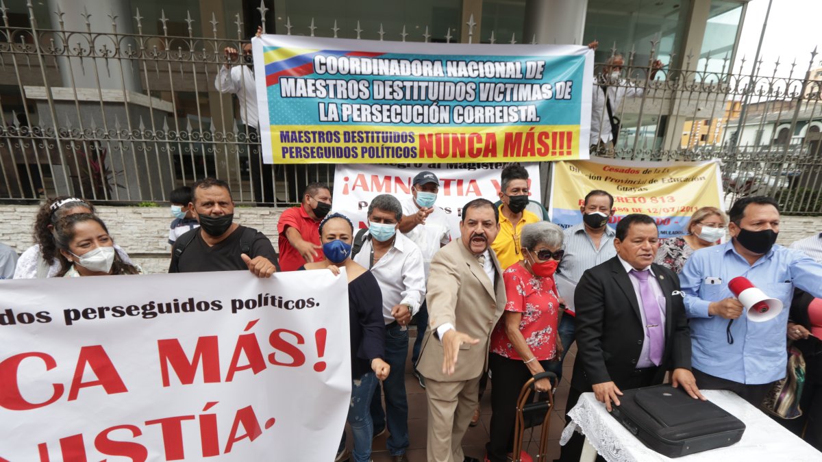 Maestros destituidos en el régimen correísta se concentraron en los bajos del Palacio de Justicia. 