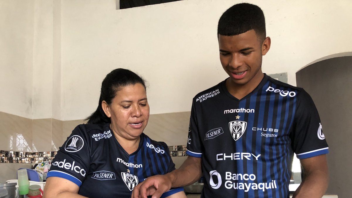 Pedro Vite, junto a su madre Luz María Uca, mientras le enseña a cocinar.