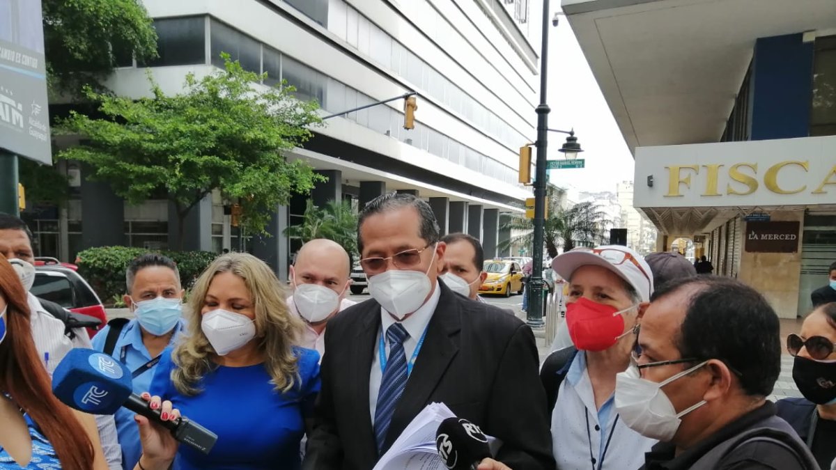 Un grupo de ciudadanos llegó hasta la Fiscalía del Guayas a presentar un pedido de investigación por los cobros injustificados en las planillas de luz.