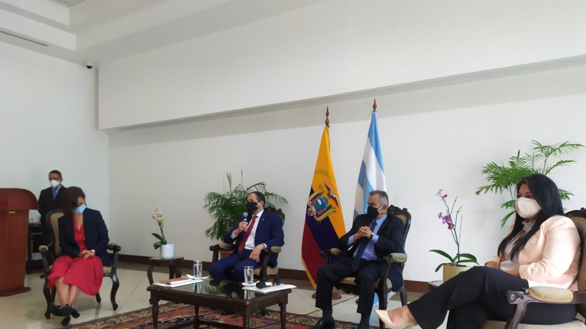 El canciller ecuatoriano, Mauricio Montalvo, mantuvo un conversatorio con periodistas en la ciudad de Guayaquil.