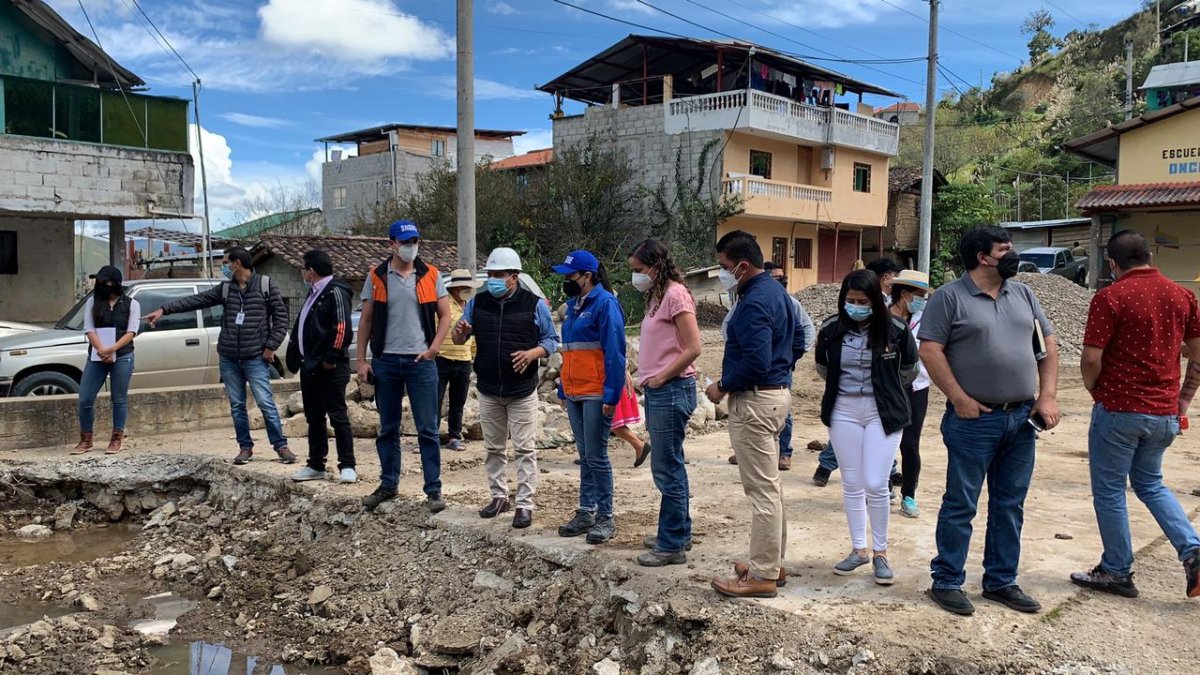 Autoridades, conjuntamente con los afectados, inspeccionaron la zona amenazada por hundimientos.
