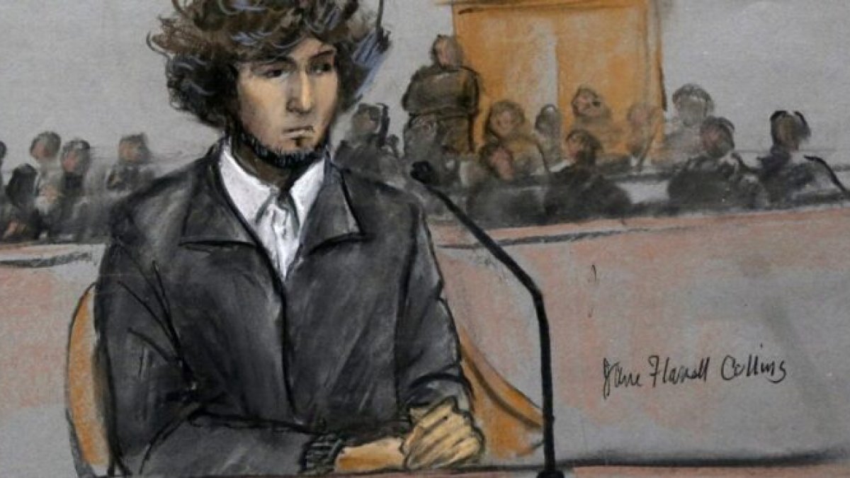 Dibujo hecho al procesado, Dzhokhar Tsarnaev, mientras escuchaba el juicio.