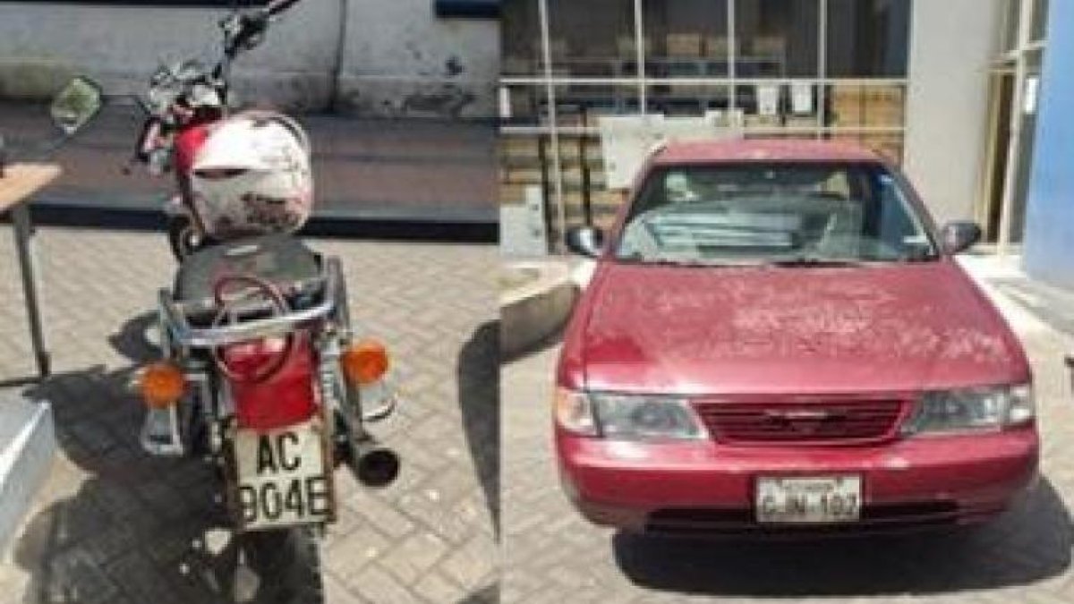 La moto y el auto en el que circulaban los asaltantes, hoy detenidos.