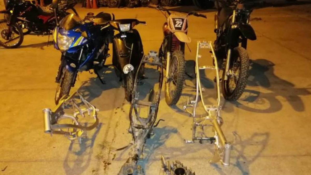 Motocicletas y partes retenidas en un reciente operativo en talleres mecánicos de Guayaquil.