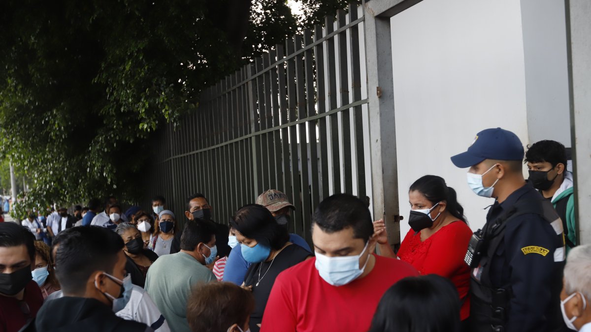 Este martes, 15 de junio, se repitió la larga fila de afiliados para hacerse exámenes de laboratorio, pero esta vez si fueron atendidos.