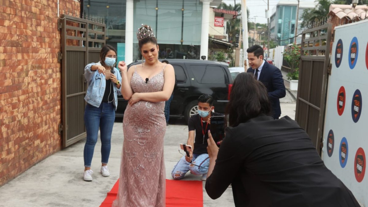 Mayra llegó al canal en limusina y desfiló por la alfombra roja la tarde de este martes.