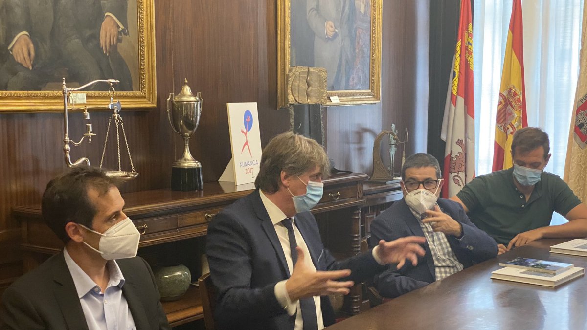 Santiago Morales mantuvo las primeras reuniones de trabajo en su nuevo entorno social y deportivo