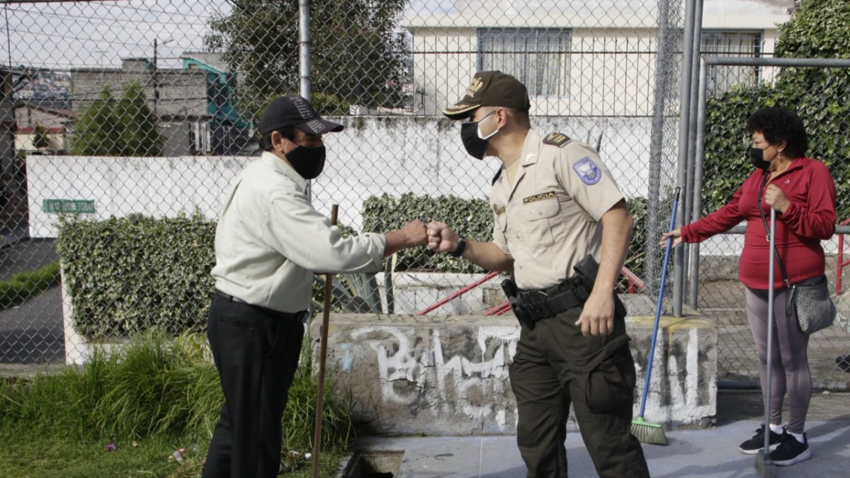 Trabajos. Una brigada de uniformados de la Unidad de Turismo acude a diversos sectores de la capital para recuperar espacios.