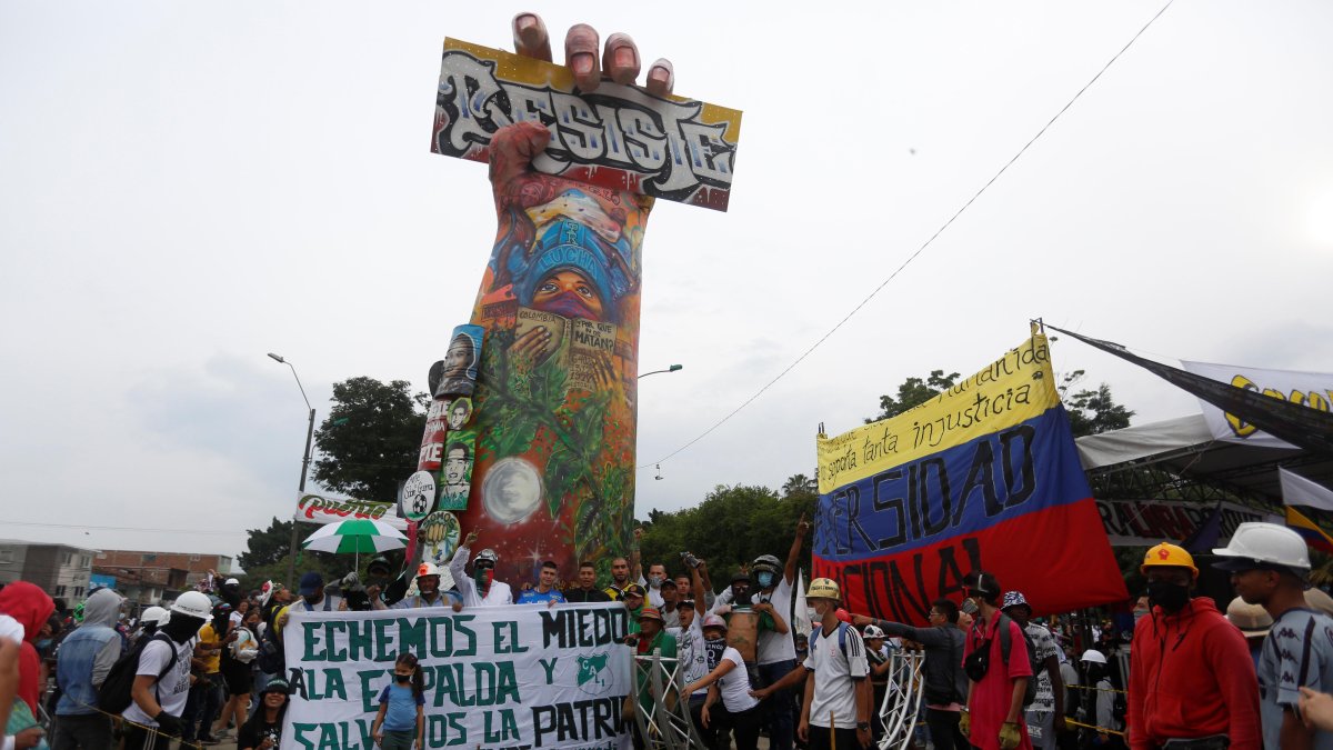 Miles de personas asisten hoy a la inauguración de un monumento en el lugar denominado popularmente como Puerto Resistencia en Cali.