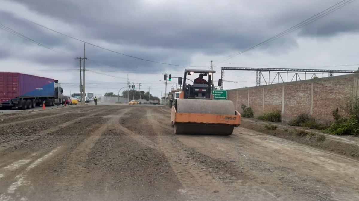 Maquinaria pesada trabaja en la carretera para ponerla a punto para una mejor circulación vehicular.