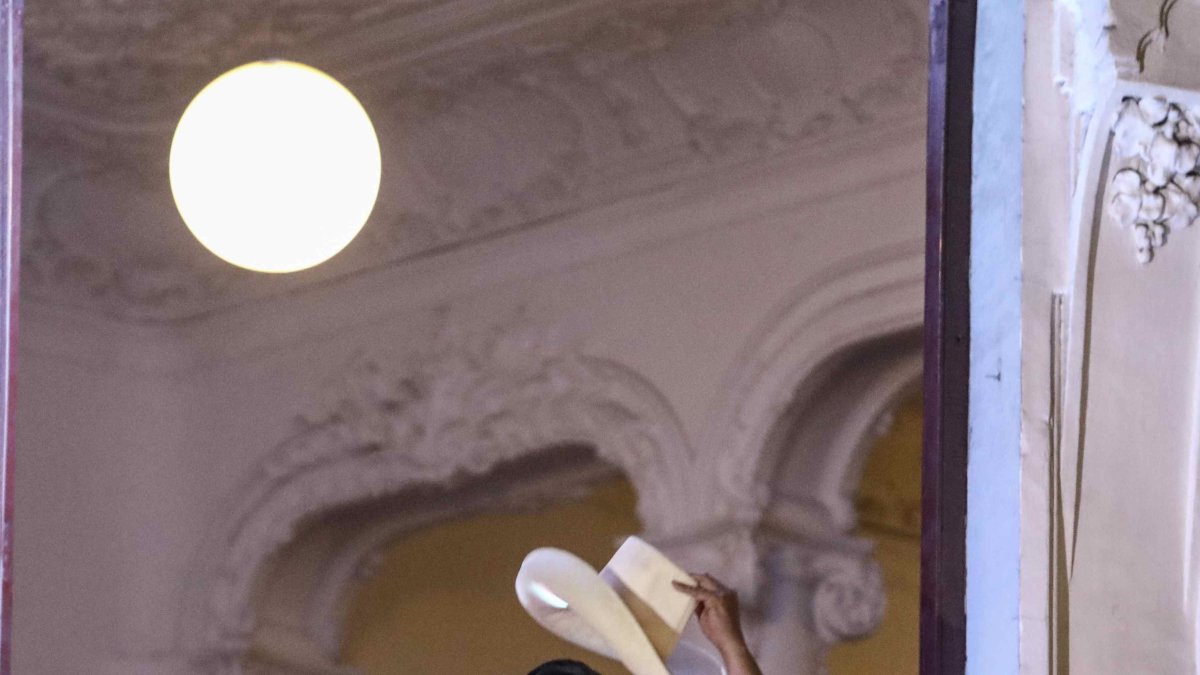 El candidato izquierdista Pedro Castillo (c) se dirige a sus seguidores en la sede de su partido Perú Libre, en Lima.