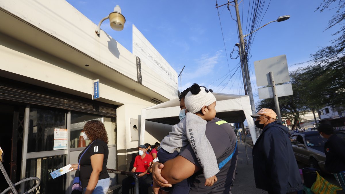 Wilter Moncada, con su hijo en brazos, hace fila en el dispensario de Salud ubicado en la calle Francisco Segura y avenida Quito, aquí tampoco inmunizaron a su niño.