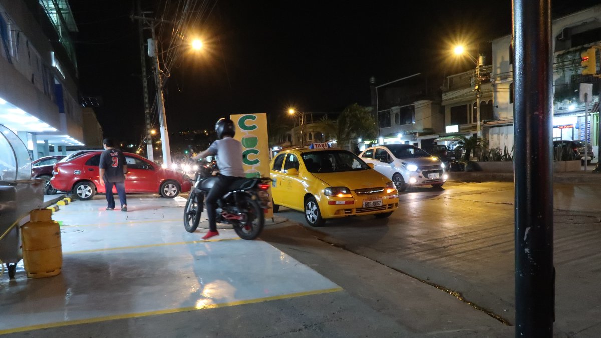 Veredas. Sobre ellas circulan hasta los motociclistas y en contravía, lo hacen todo el día.